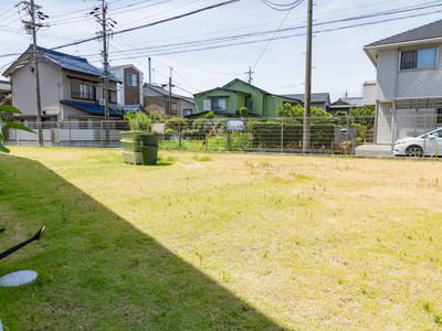 日差しが降り注ぐ中庭