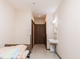 ベッドと洗面台のある居室