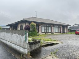 静かな外観の建物