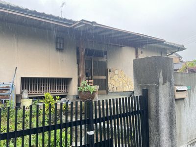 落ち着いた外観の建物