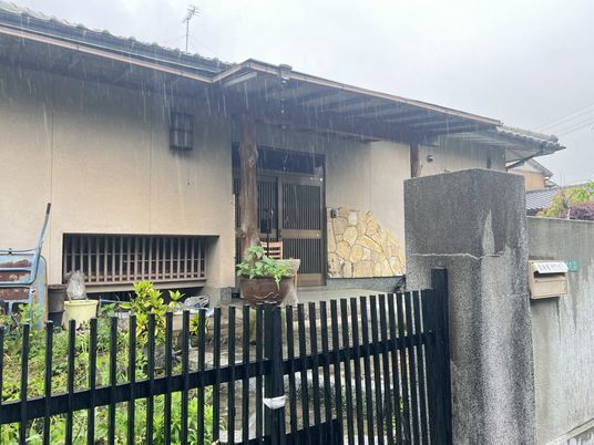 落ち着いた外観の建物