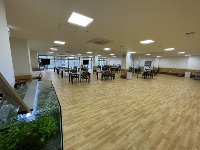 清潔感ある食堂の空間