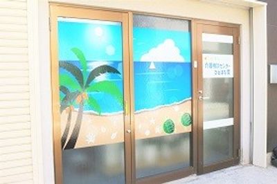 明るいエントランスのドア