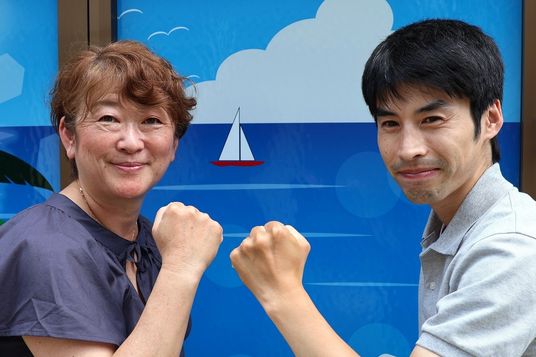 笑顔で拳を合わせる人たち