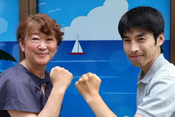 笑顔で拳を合わせる人たち