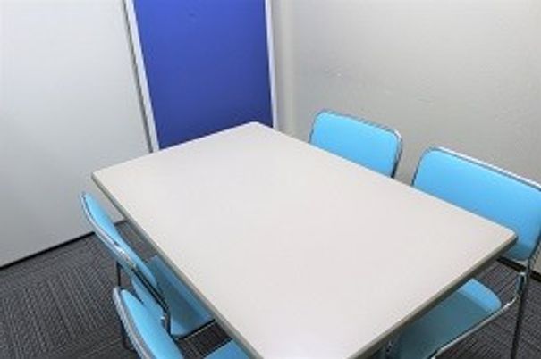 青い椅子のある食堂