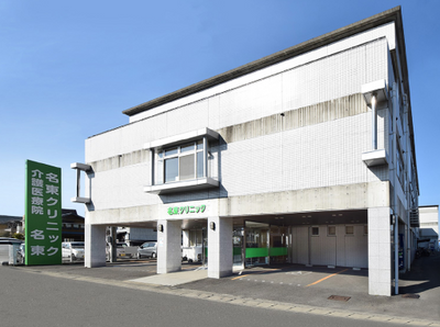 白い建物の外観