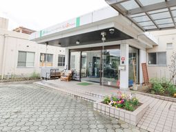 色とりどりの花壇があるエントランス