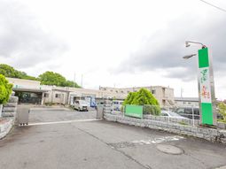 緑に囲まれた建物の外観