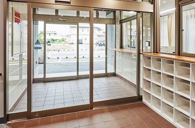 明るいエントランス内観