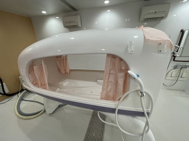 ゆったり入れる浴室 浴室  ゆとりのあるスペースで設計された清潔な浴室です。快適にご入浴いただける環境が整っています。