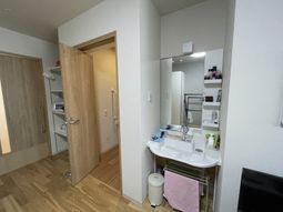 居室の入り口と洗面台