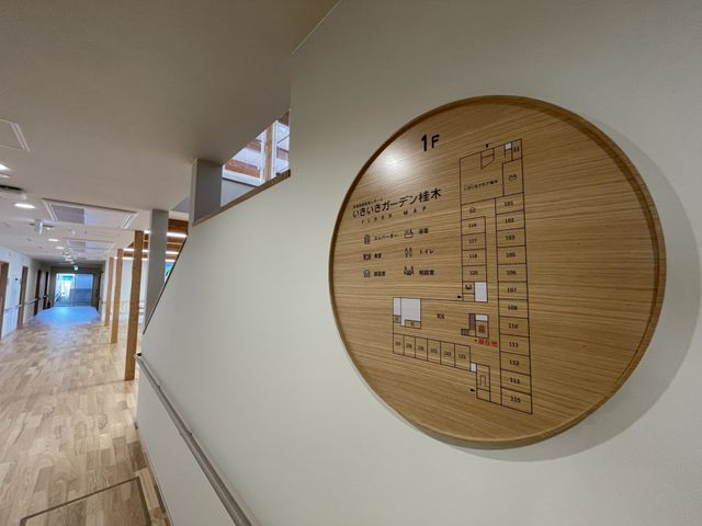 案内板のある廊下 廊下 きれいに整えられた廊下に案内板が設置され、どの空間にも簡単にアクセスできる環境が整っています。