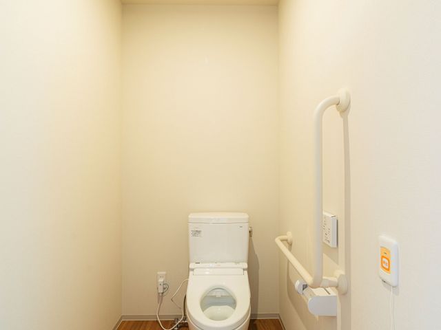 安全対策完備のトイレ トイレ 利用者の安全をしっかりと守るための、充実した設備が整ったトイレのお掃除をお任せします。