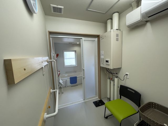 訓練用具のある廊下 機能訓練室 手すりが設置され、訓練用具も整えられた明るい廊下です。回復支援の一環としてご利用いただけます。