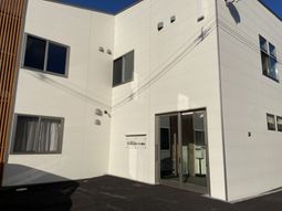 明るい外観の建物