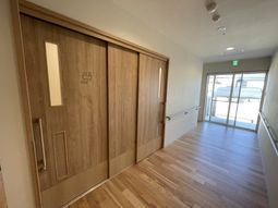 広々とした廊下の風景