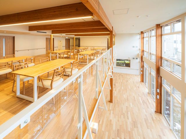 清潔感ある食堂の雰囲気 食堂 開放感溢れるキレイな食堂で、利用者さまの笑顔あふれる食事のサポートをしてみませんか。