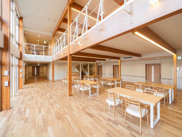 広いダイニングの施設 ダイニングルーム 広々としたダイニングルームでのお仕事です。明るい木材の温もりが感じられ、ゆったりとした環境での勤務が可能です。