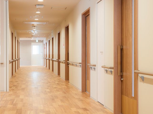 広々とした廊下 廊下 手すり完備の廊下で、快適な職場環境が提供されています。