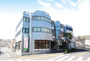 明るい街中の施設外観