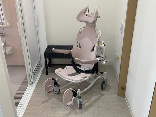 介護支援椅子のある廊下