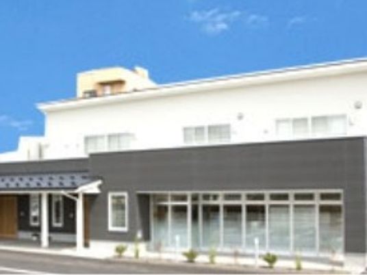 白い外観の建物  