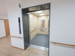 広々としたエレベーター