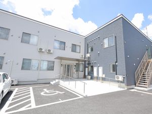 明るい施設の外観
