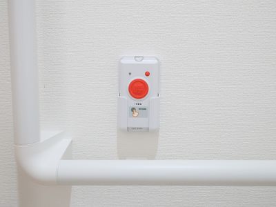 白壁に取り付けられた非常ボタン
