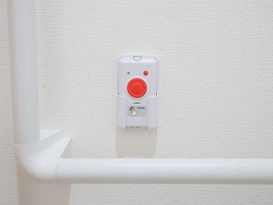 白壁に取り付けられた非常ボタン