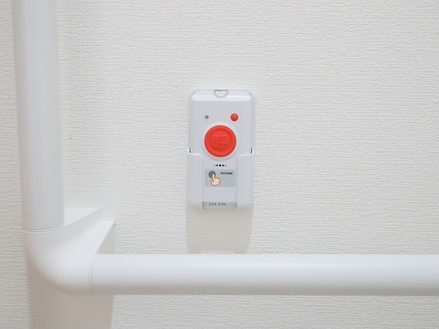白壁に取り付けられた非常ボタン