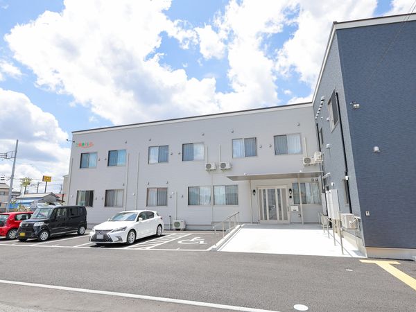 白い建物の外観
