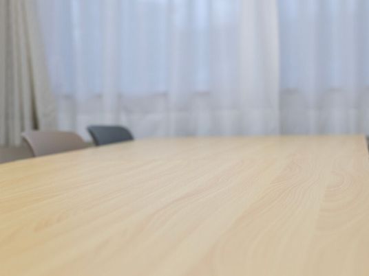 明るい食堂のテーブル  