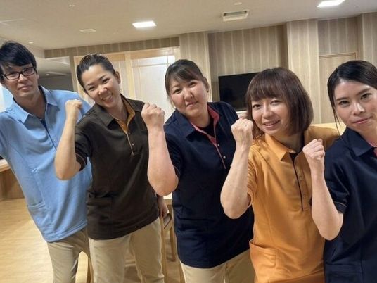 笑顔のスタッフの休憩室  