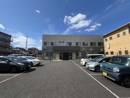 広々とした駐車場の外観