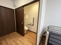 居室の入口と洗面所