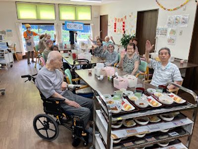 楽しげな食堂の様子