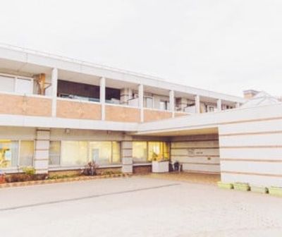 落ち着いた雰囲気の建物外観