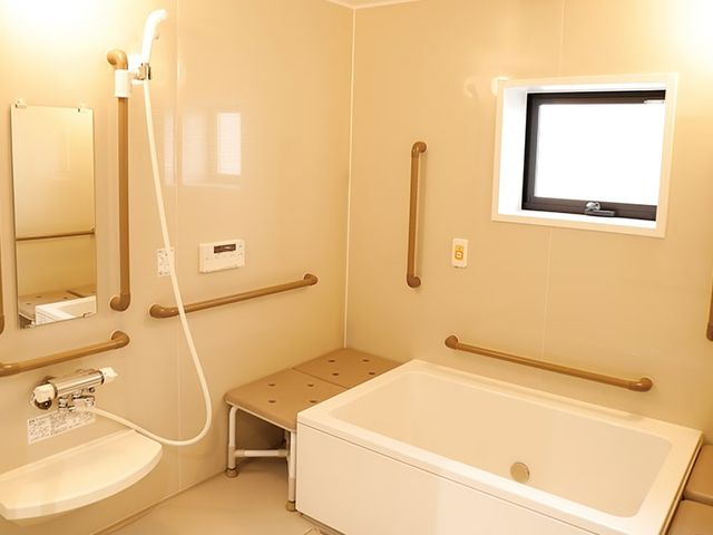 使いやすい浴室 浴室 安全面に配慮された浴室で、手すりが多く安心して使えます。清潔感も保たれています。