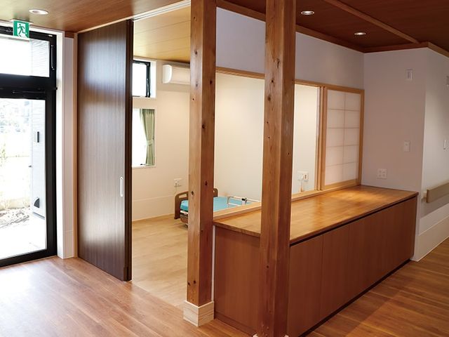 木の温もりがある居室 居室 自然光で明るく、温かみのある木材が使われた空間で、リラックスして過ごせます。