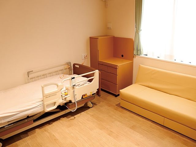 広々とした居室 居室 広々とした居室には、明るい自然光が差し込み、快適に過ごせる環境が整っています。