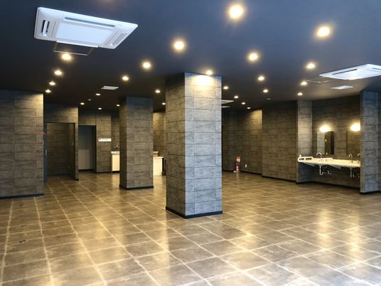 洗練された広々としたロビー