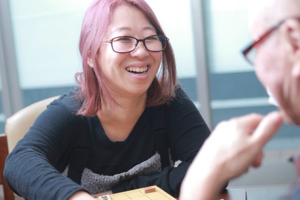 笑顔の女性と遊ぶ様子