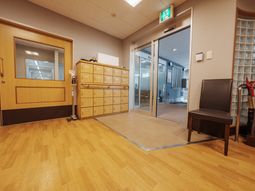 明るい廊下とエントランス