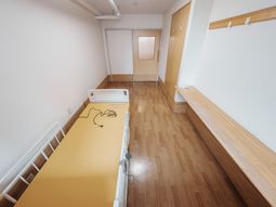居室のベッドと壁面