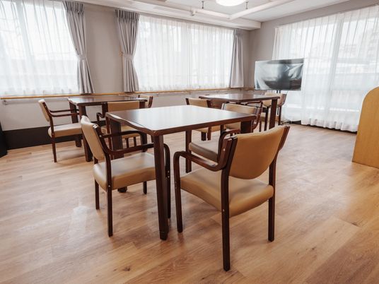 明るい室内のラウンジ