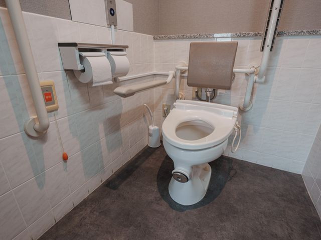 設備が整ったトイレ トイレ 手すりが付いており、安全に配慮されたトイレです。快適に利用できます。