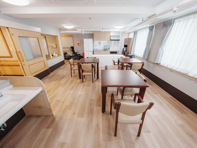 広々としたダイニングルーム ダイニングルーム 明るい空間で、自然光がたっぷり入り、食事を楽しみながらリラックスできます。