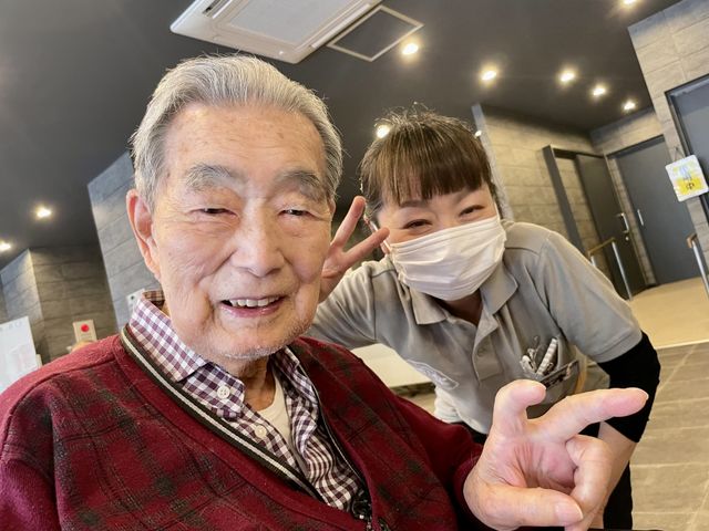 笑顔の利用者とスタッフ スキル向上とプライベートのバランスを重視しています 明るく温かい雰囲気のロビーで、利用者とスタッフが和やかな交流をしています。心地よい対話が日々の暮らしに彩りを添えています。